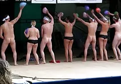 Schwarze Schlampe bittet, einen fetten Schwanz in ihren dicken Arsch zu german street porn tube treiben