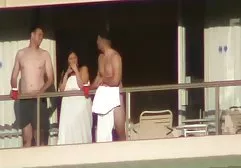 Freunde brachten ein Mädchen nach Hause und senkten seine Hose, steckten seine Schwänze in heiße Löcher und ließen das Mädchen laut stöhnen und sex xxx deutsch sabbern