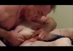 Dieses rothaarige und sexy Mädchen zieht sich langsam vor dir aus, sie zieht ihr weißes Höschen aus, durch das ihre Schamlippen auftauchen, sie dreht sich um und legt sich auf den Rücken, um ihre Beine zu spreizen live cam porn deutsch und ihre rasierte Muschi zu zeigen
