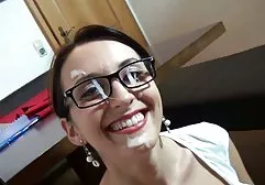 Lehrerin Fetischistin und Amateur BDSM streichelt sich in der hd xxx deutsch Klasse