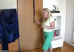 Geiler Obdachloser fickt einen reifen deutschen Bauern auf einer Farm und spritzt ihr in den german porn movie free Mund