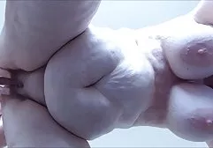 Sie schluckt tief ein Glied, massiert sanft den Kopf und lehnt sich dann zurück, spreizt verführerisch ihre Beine hd xxx deutsch