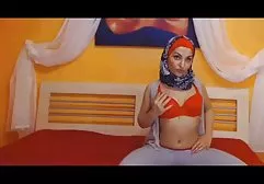 Sexy Kima fickt sich mit einem dicken Vibrator auf dem free german young porn Bett