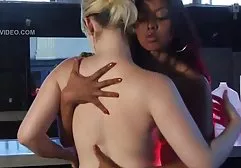 Küken streichelt hentai porn german ihre Muschi mit den Fingern auf einem weißen Bett
