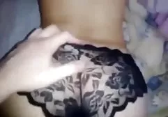 Ein Mitglied tauchte aus einem Loch in der Wand auf und die Hündin konnte der Versuchung nicht widerstehen, es zu probieren, kniete nieder und begann eifrig daran german xxx free zu saugen