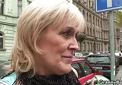 Pralle Hure fickt sich mit einem Vibrator auf dem hd porn free german Bett