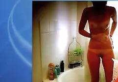 Pornostar spricht vor der german free sex movie Kamera über sein Sexleben