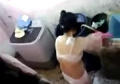 Ein glatzköpfiger Mann fingert xxx young german seinen Schwanz für Pornos