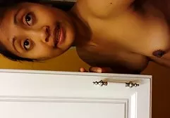 Fingersatz sex xxx deutsch ihre haarige Muschi mit einem Vibrator, Nahaufnahme