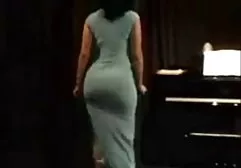 Anechka saugt gekonnt einen porn movie deutsch großen Schwanz