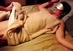 Der Blonde zwang den Kerl, Dessous anzuziehen, machte ein Foto von ihm tube porn deutsch und zog dann einen Umschnalldildo an, um seine Spitze an diesem dicken Spielzeug zu ziehen