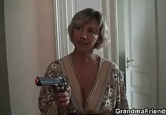Die feuchte und charmante Christina streichelt sich vintage porn german mit verschiedenen Spielsachen