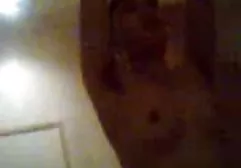 Junge lesbische Freundinnen streicheln die rasierte Muschi german amateur sex video und fotografieren vor der Kamera