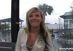 Brünette lutscht Schwanz im xxx deutsch free Pool
