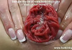 Wunderschöne Blondine mit großen Titten xxx porn german fingert ihre rasierte Muschi auf der Couch