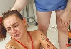 Ein Mann mit Schnurrbart sieht einer schönen sexy Frau zu, german orgasmus tube wie ein Kerl sie fickt