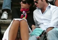 Für Liebhaber von Retro-Pornos. Eine junge Italienerin mit einer haarigen Muschi streichelt ihre großen porn video deutsch Brüste und einen pelzigen Streifen, ein 1960 gedrehtes Video